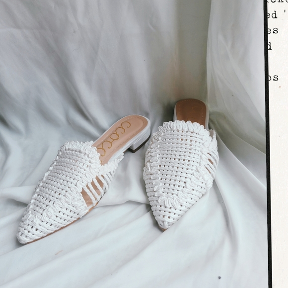 🚨LAST PAIR// White canvas flats - Picture 6 of 7